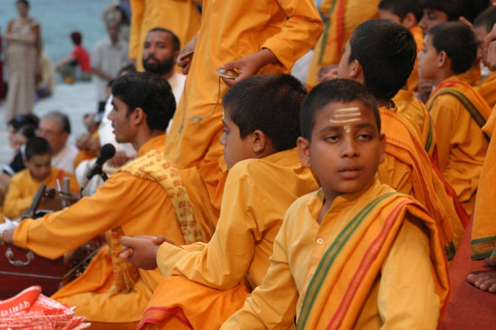 Rishikesh - Aarti am Ganges, die kleinen Moenche 1
