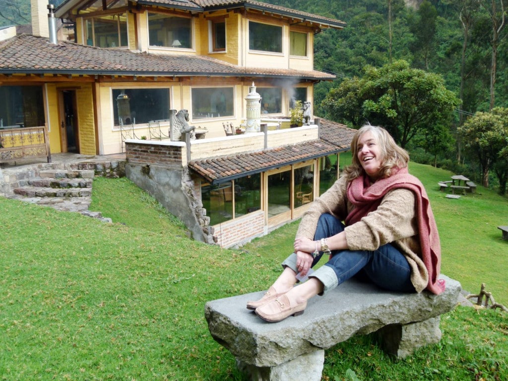 Amber-de-Freire-vor-ihrer-Hacienda-Rumiloma